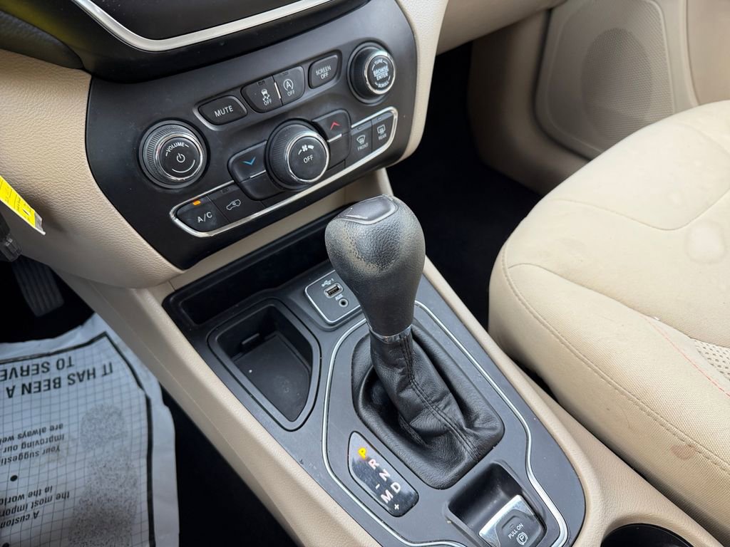 Used 2019 Jeep Cherokee Latitude w/ Popular Appearance Group FWD image 10