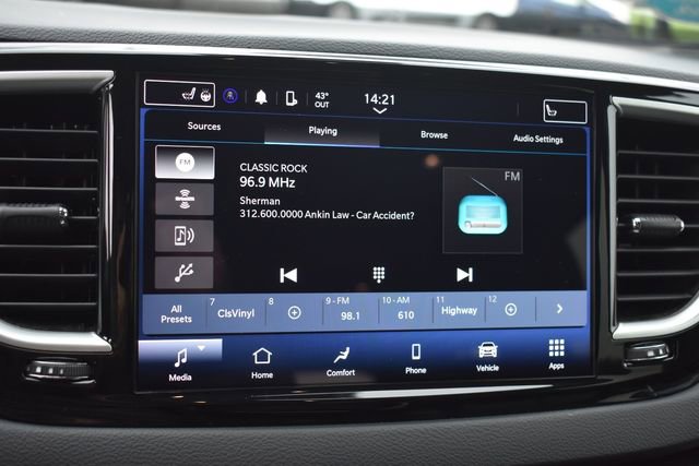 Used 2023 Chrysler Pacifica Touring-L FWD image 28