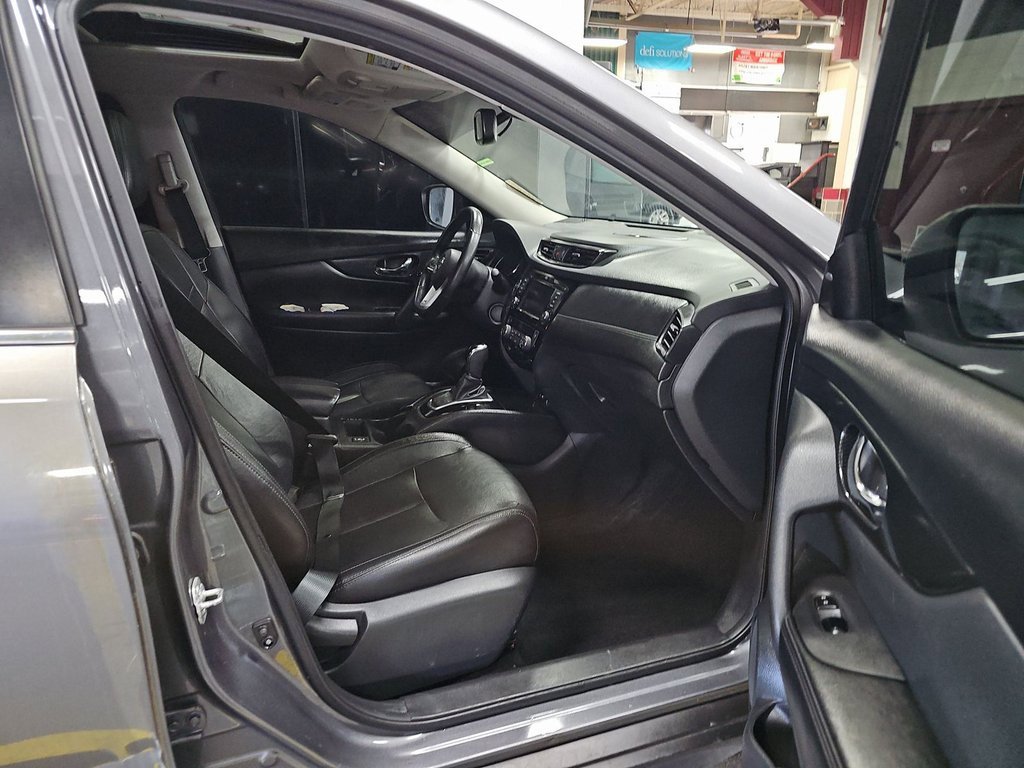 Used 2018 Nissan Rogue SL w/ Premium Package image 3