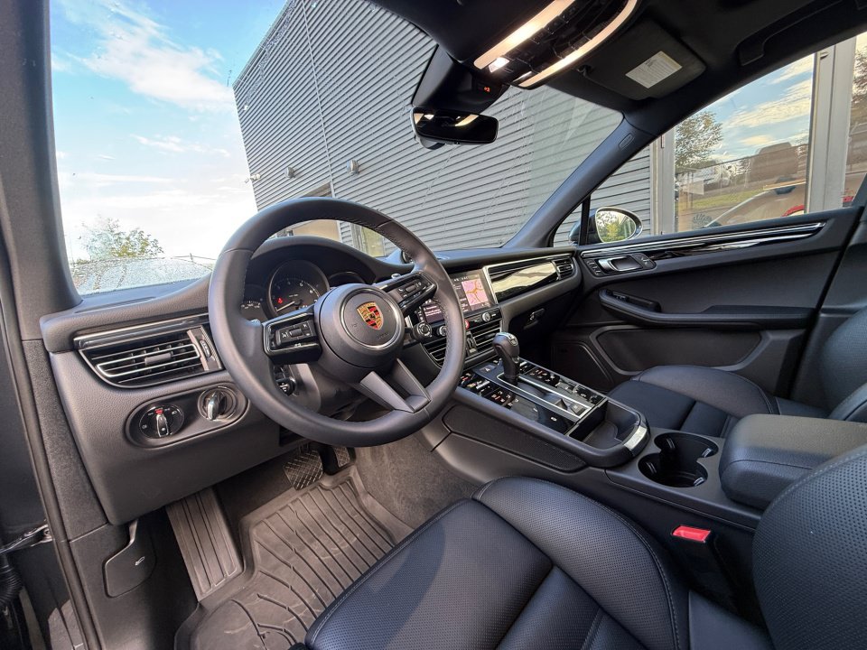 Certified 2026 Porsche Macan Turbo AWD/4WD image 4