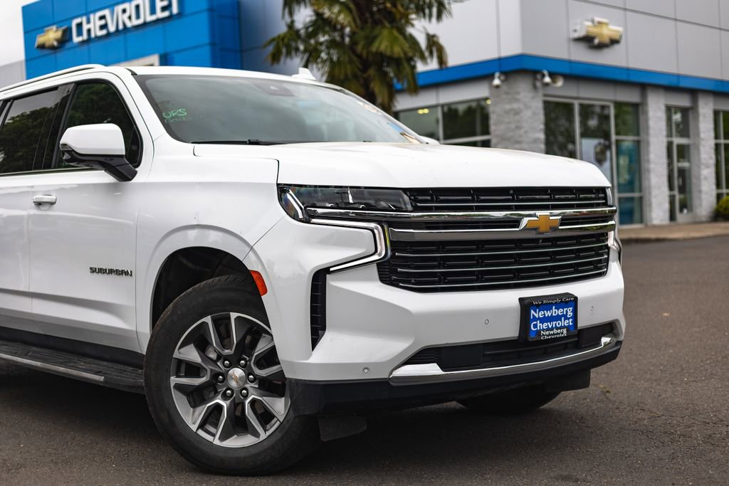 Used 2024 Chevrolet Suburban LT w/ LT Signature Plus Package AWD/4WD image 3