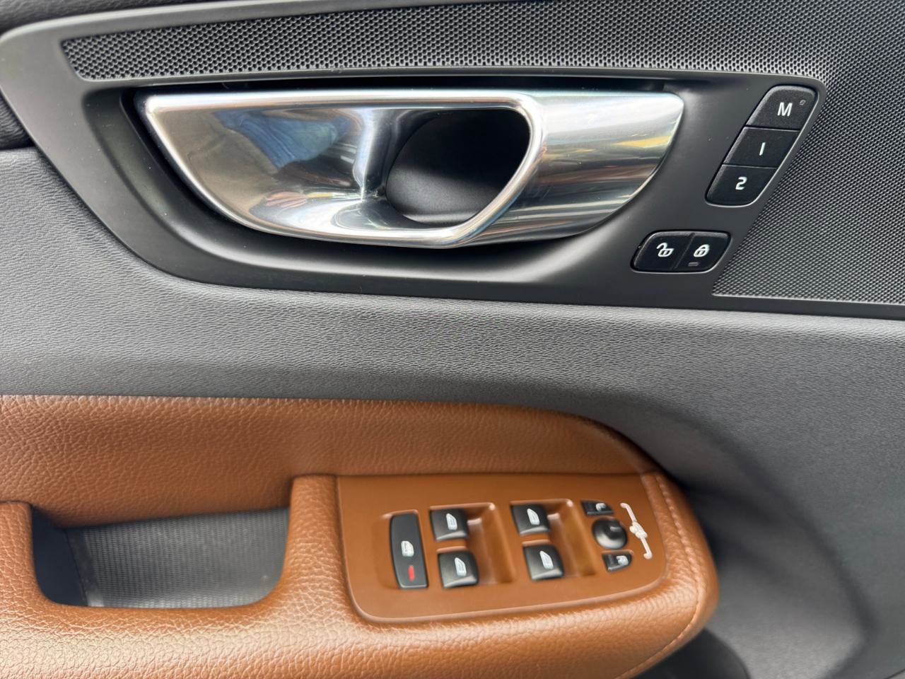 Used 2018 Volvo XC60 T6 Momentum w/ Vision Package image 16