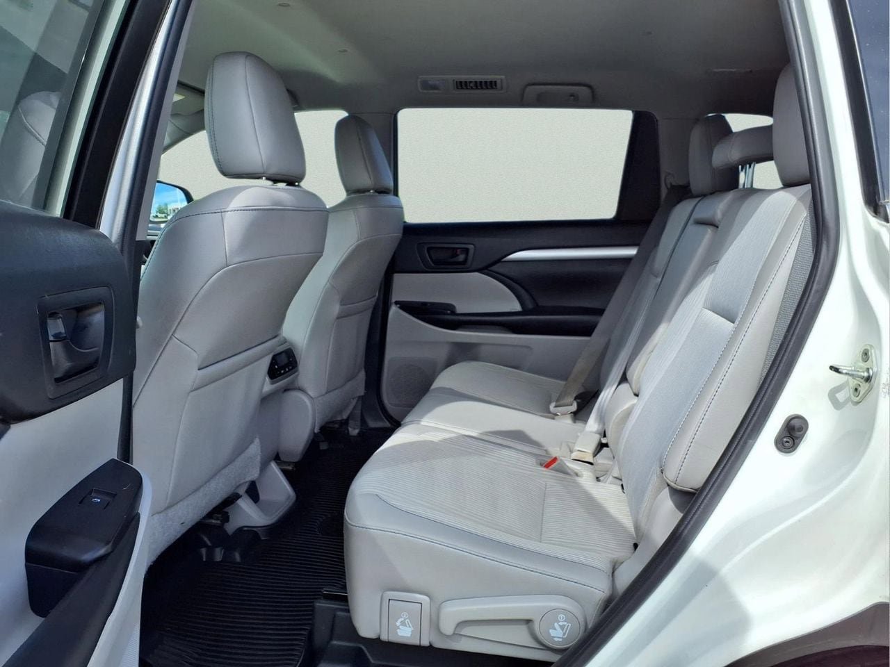 Used 2019 Toyota Highlander Plus AWD/4WD image 12