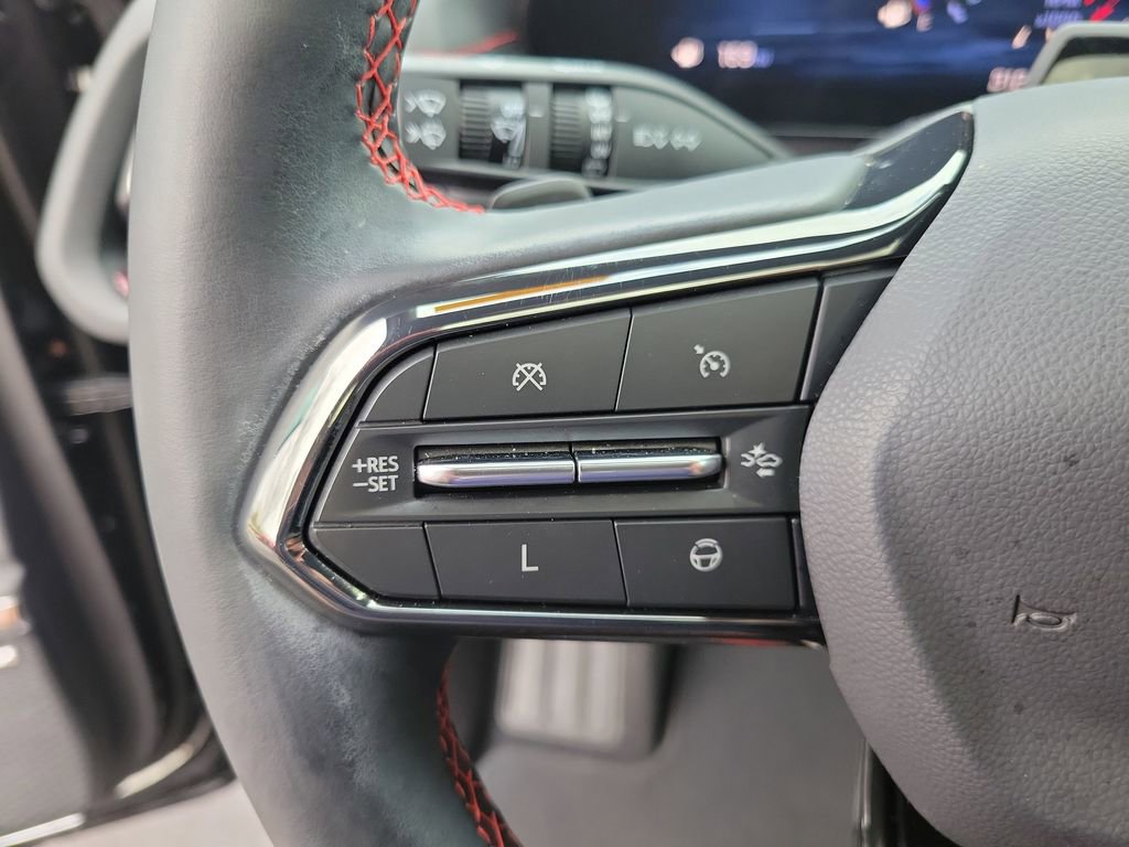 Used 2024 Chevrolet Traverse RS image 33