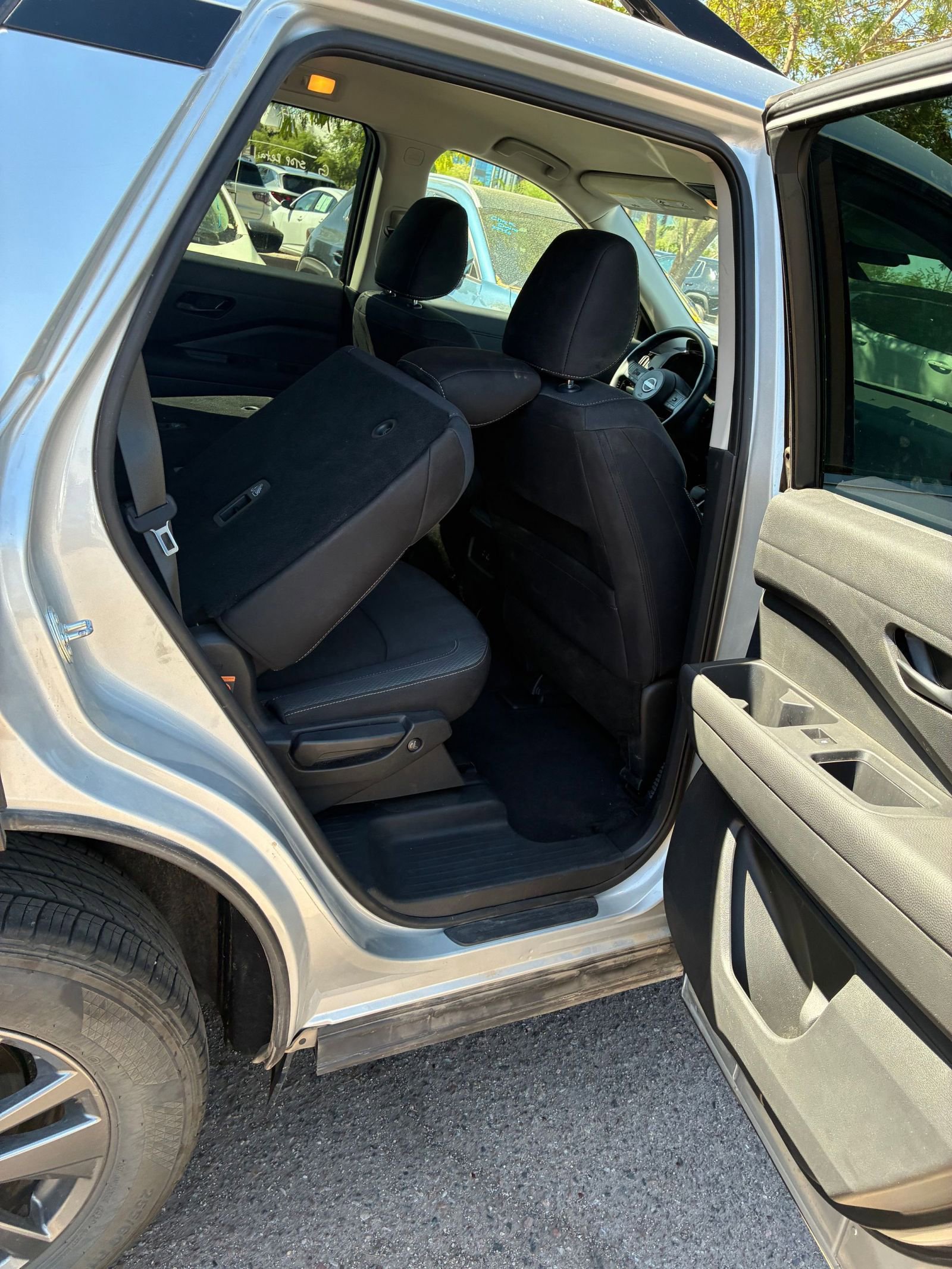 Used 2025 Nissan Pathfinder SV image 11