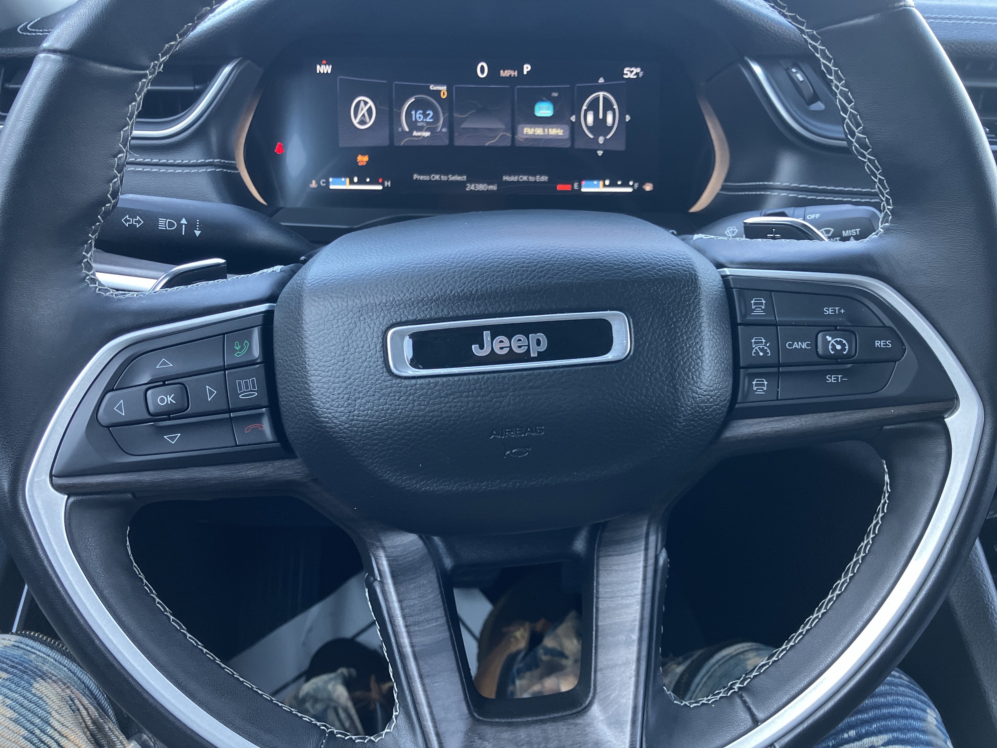 Used 2022 Jeep Grand Cherokee Limited w/ Luxury Tech Group II image 22