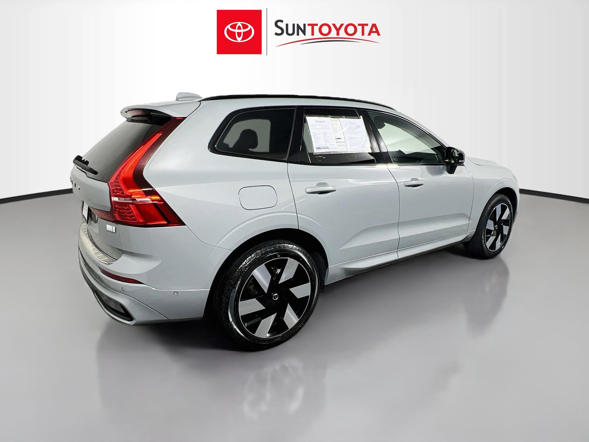 Used 2024 Volvo XC60 T8 Plus w/ Protection Package Premier AWD/4WD image 4