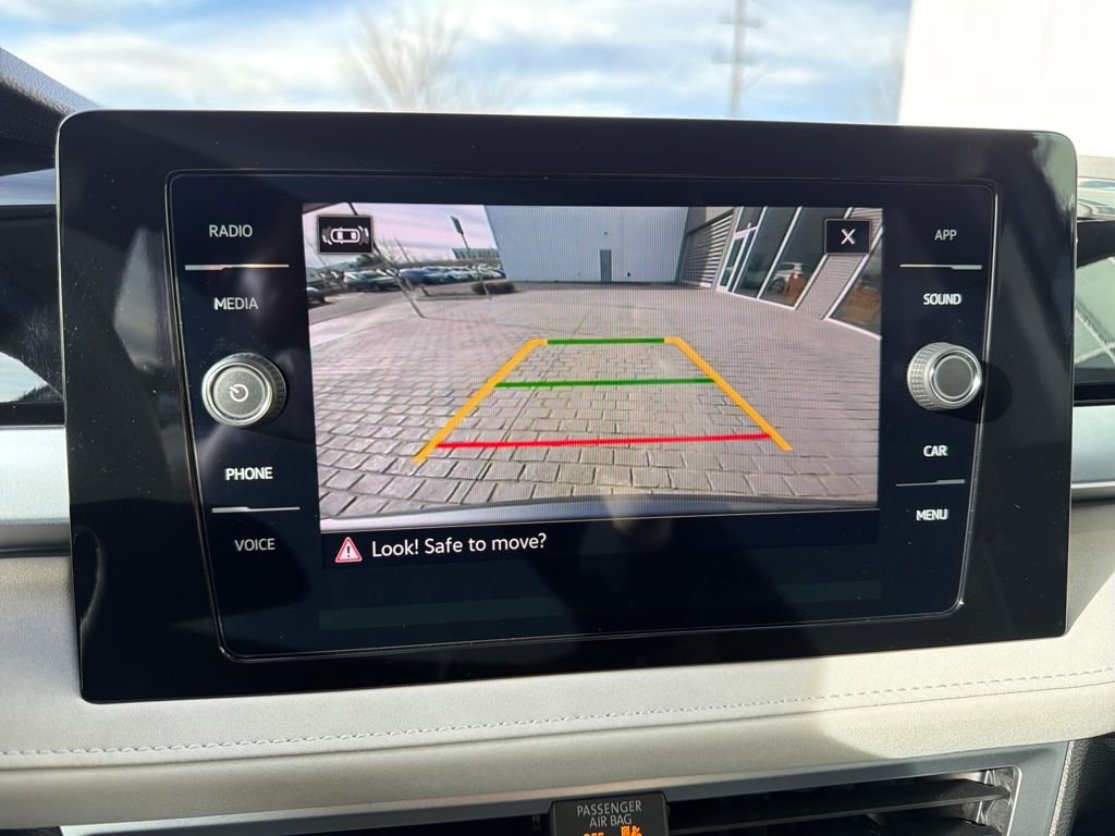 Certified 2025 Volkswagen Taos SE image 22