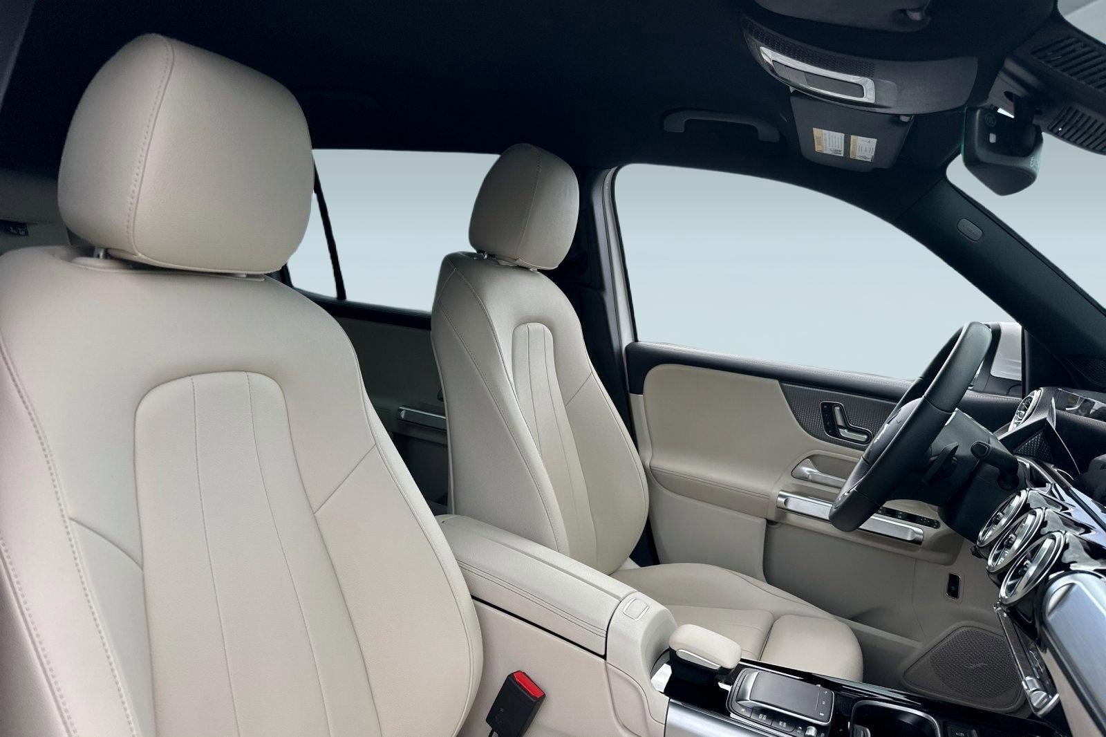 Used 2023 Mercedes-Benz EQB 300 4MATIC image 32