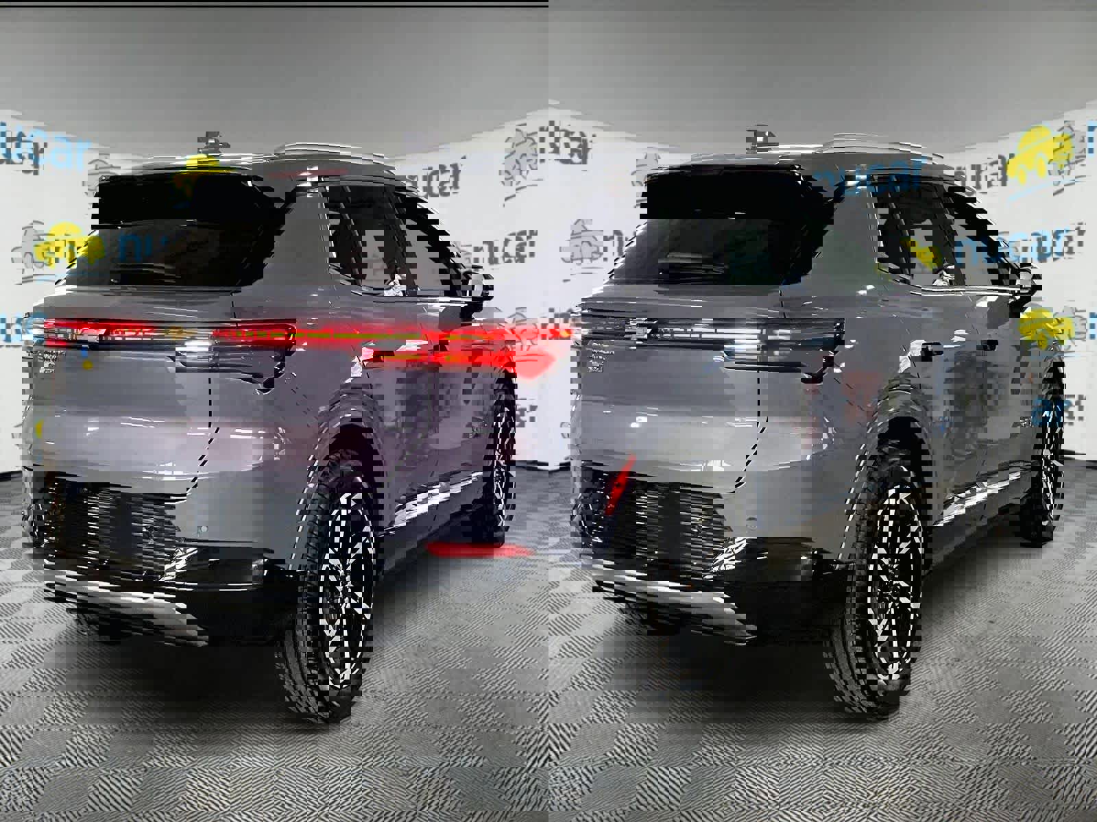 Used 2025 Chevrolet Equinox EV LT w/ Convenience Package image 6