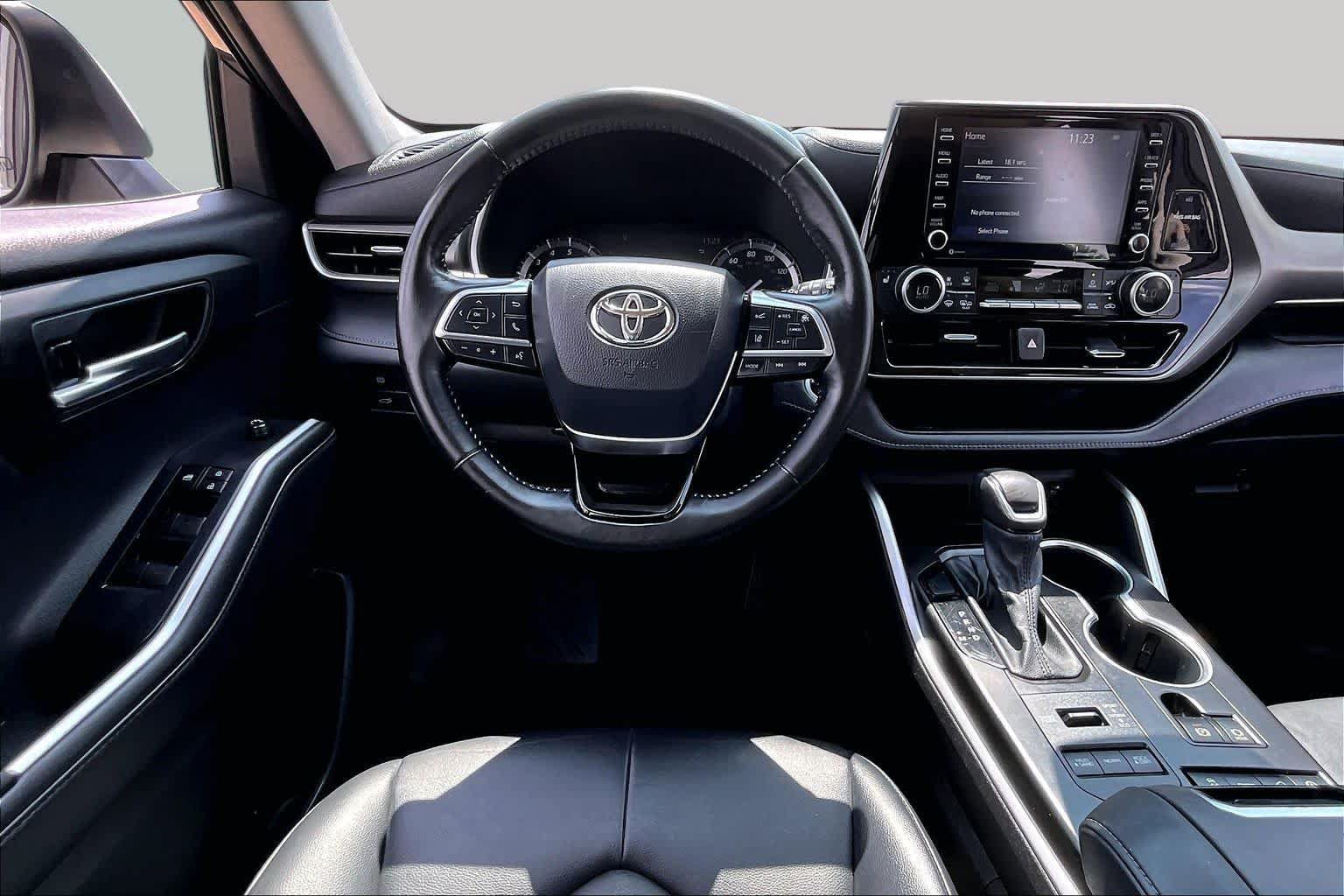 Used 2021 Toyota Highlander XLE AWD/4WD image 6
