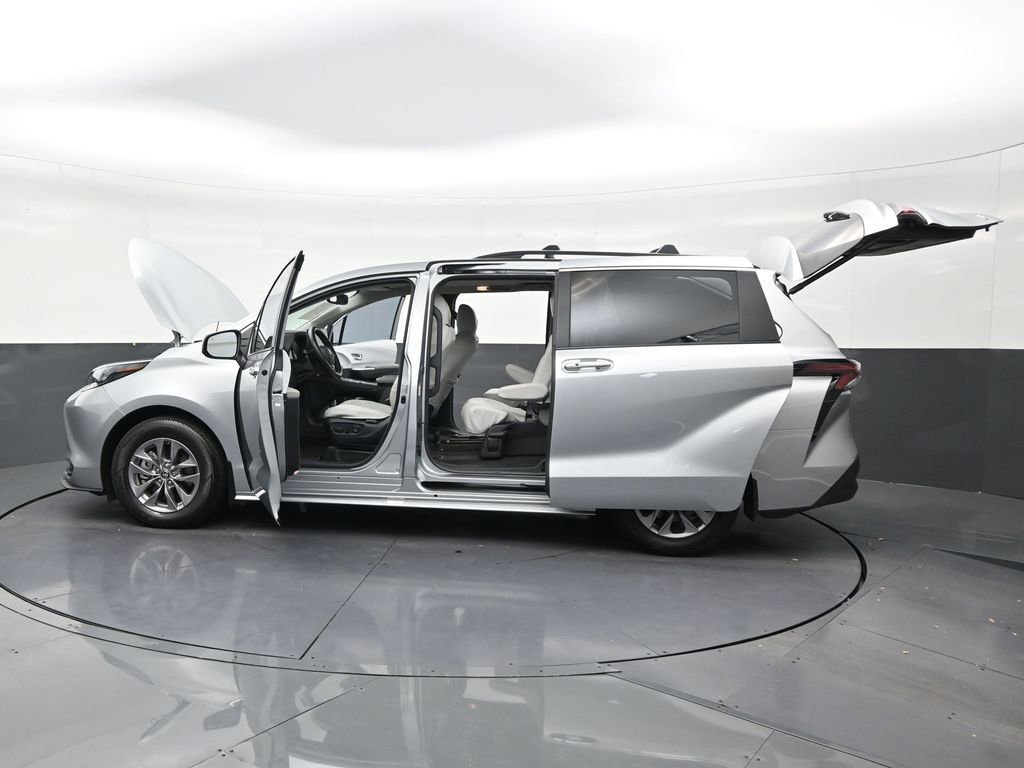 Used 2025 Toyota Sienna XLE image 30
