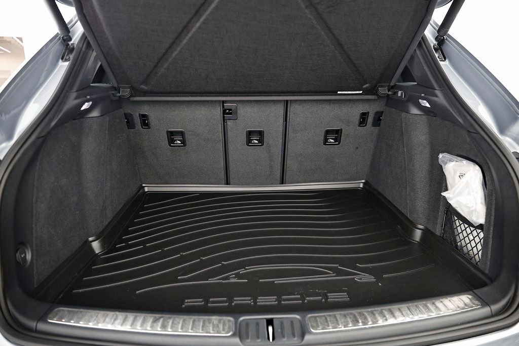 Certified 2025 Porsche Macan AWD/4WD image 32