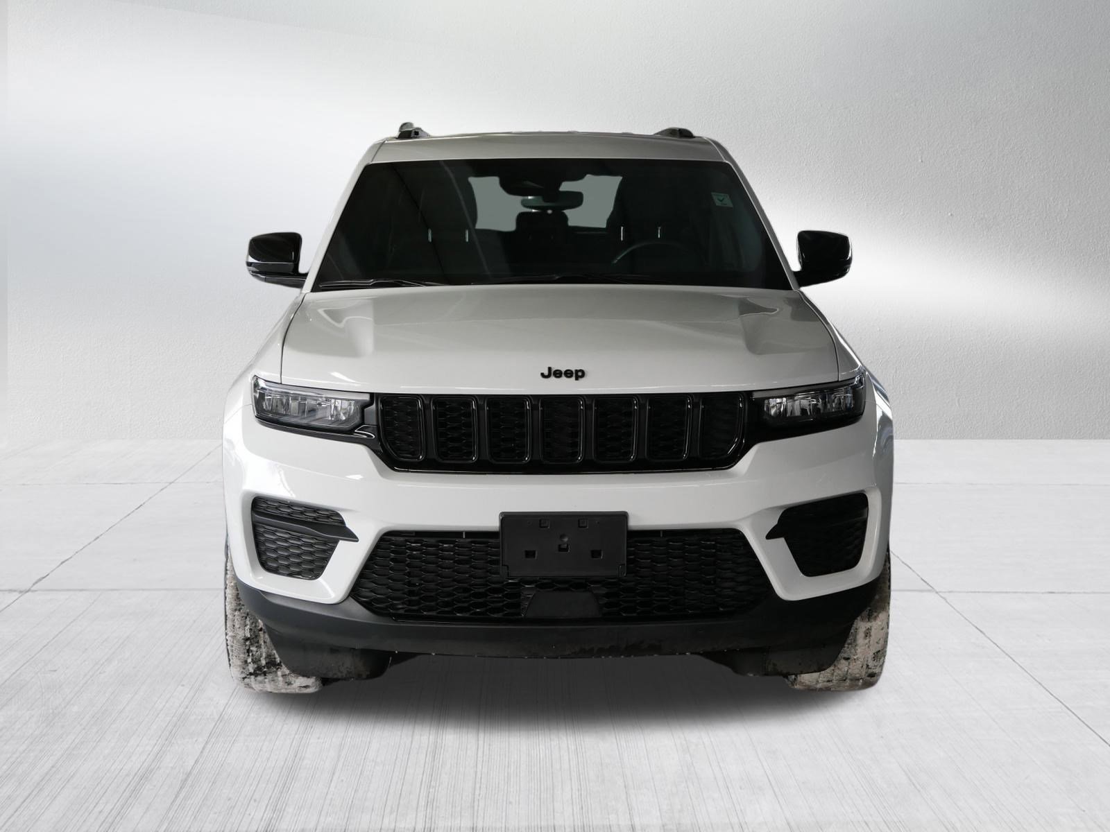 Used 2022 Jeep Grand Cherokee Altitude image 2