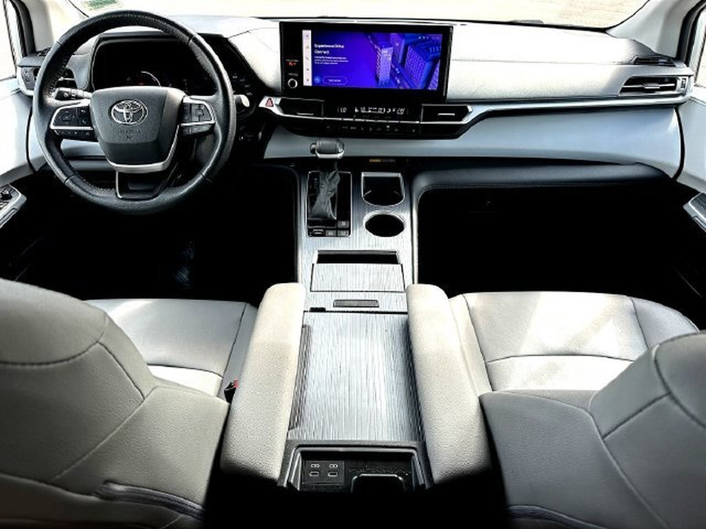 Certified 2025 Toyota Sienna XLE FWD image 29