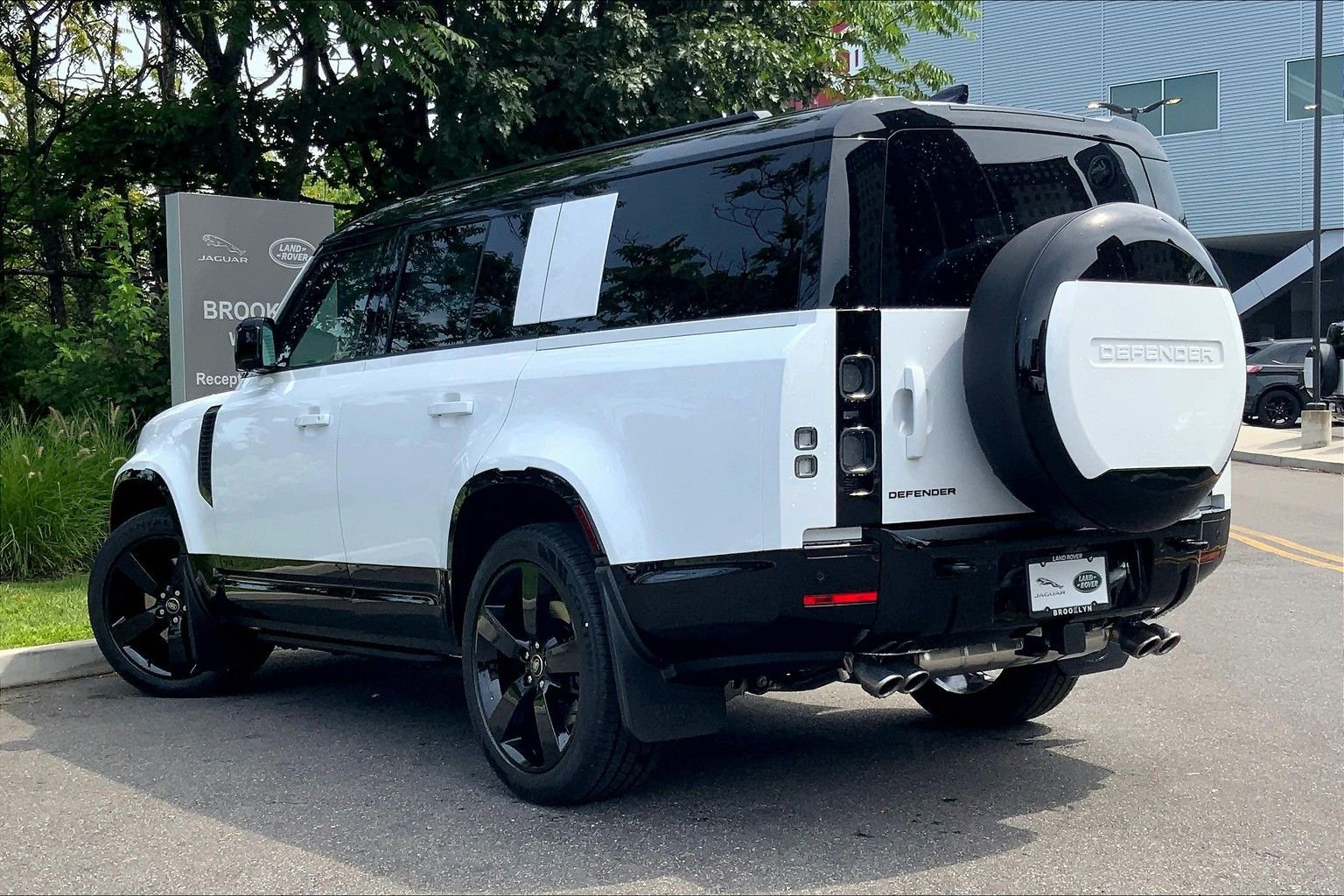Used 2025 Land Rover Defender 130 V8 image 12