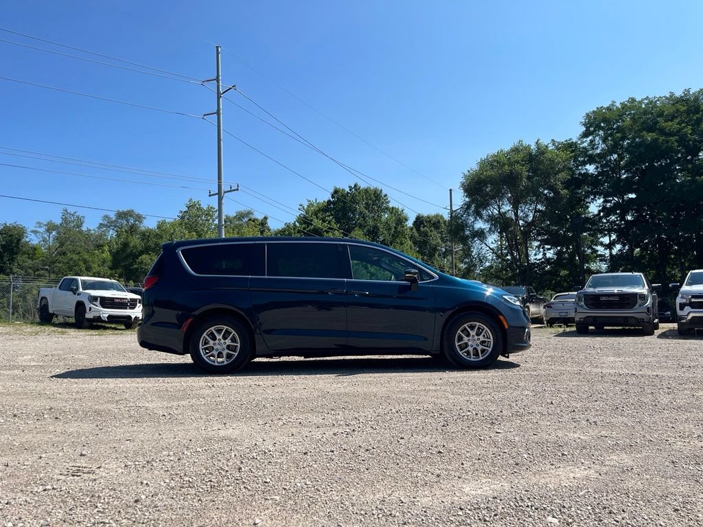 Used 2025 Chrysler Pacifica Select FWD image 6