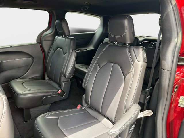 Used 2025 Chrysler Pacifica Select FWD image 11