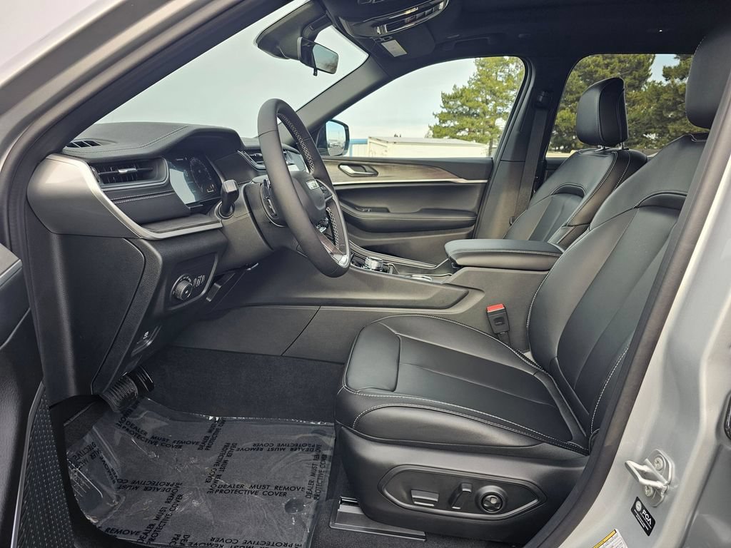 New 2025 Jeep Grand Cherokee L Limited w/ Black Appearance Package AWD/4WD image 11
