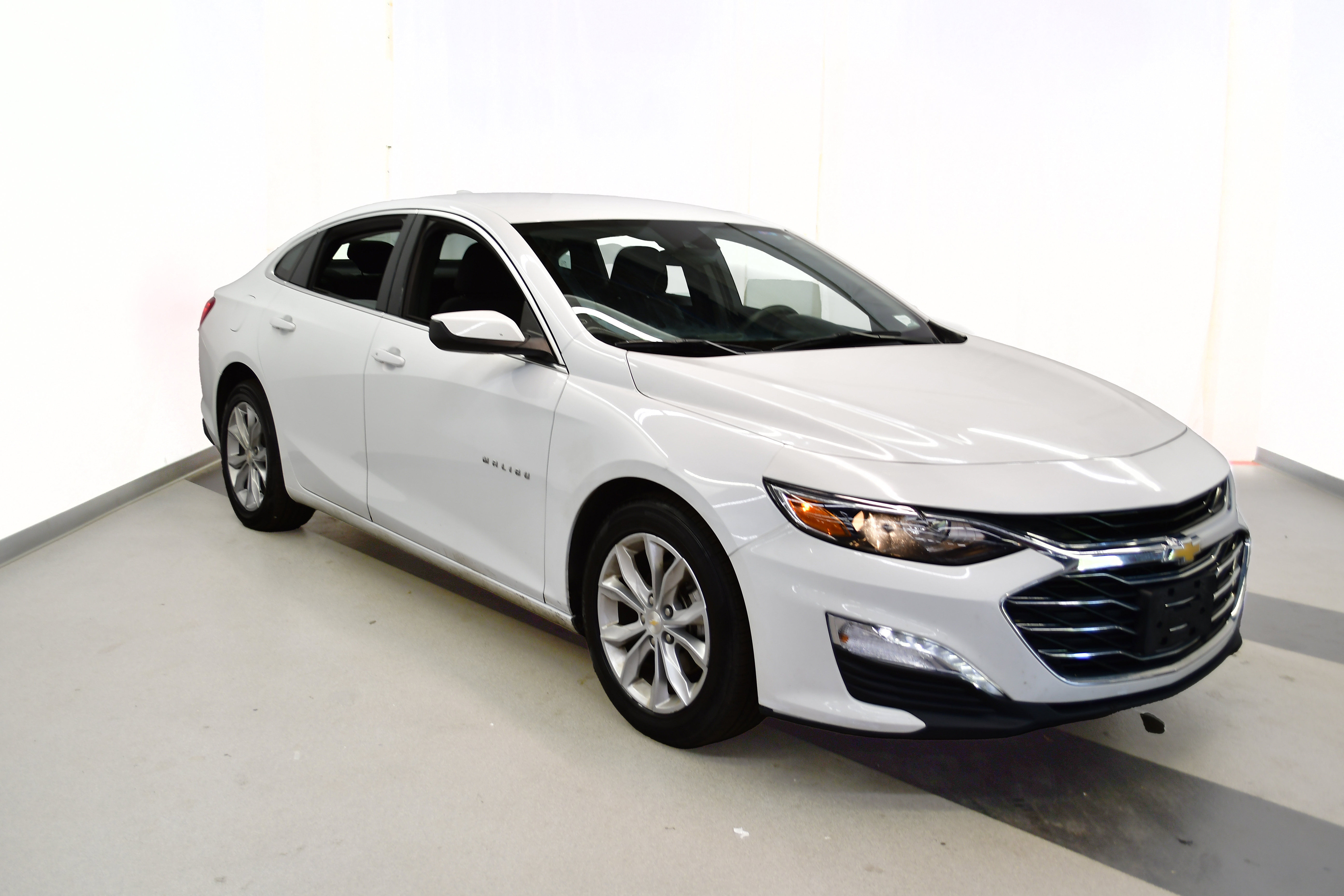 Used 2023 Chevrolet Malibu LT FWD image 2