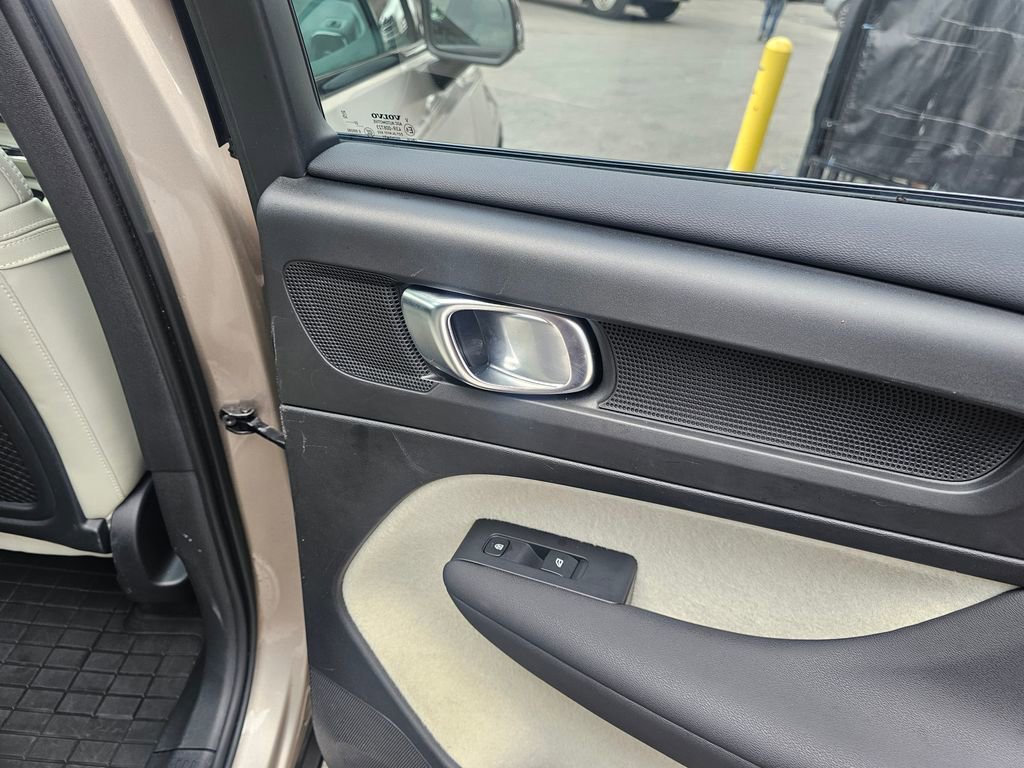 Certified 2023 Volvo XC40 B5 Plus w/ Climate Package image 10
