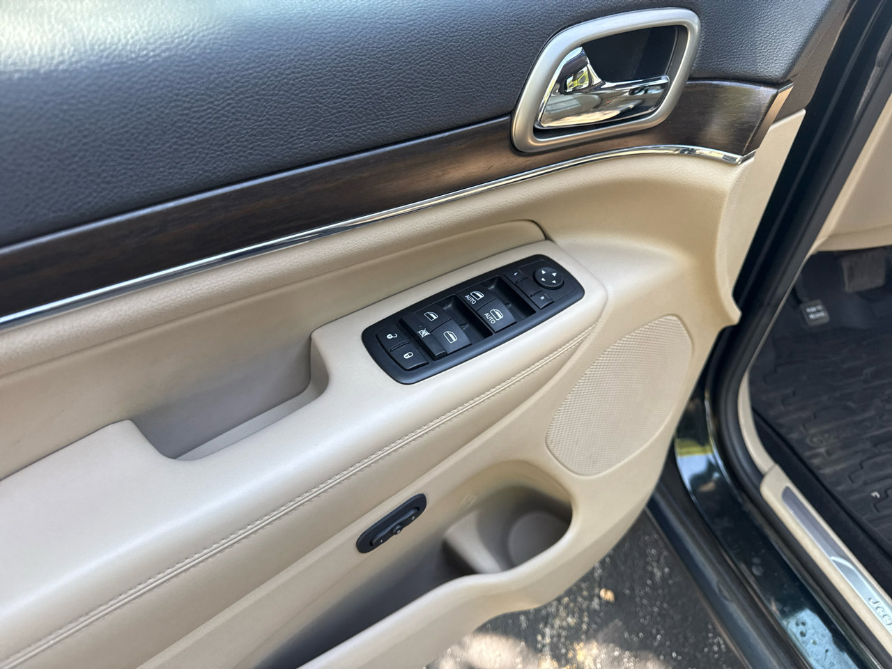 Used 2014 Jeep Grand Cherokee Limited w/ Luxury Group II image 8