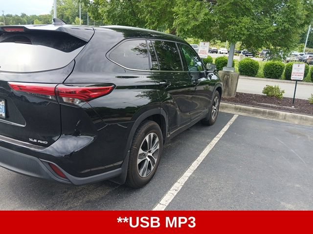 Used 2021 Toyota Highlander XLE AWD/4WD image 6