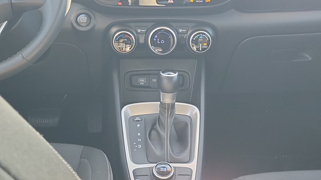 Used 2025 Hyundai Venue SEL FWD image 14