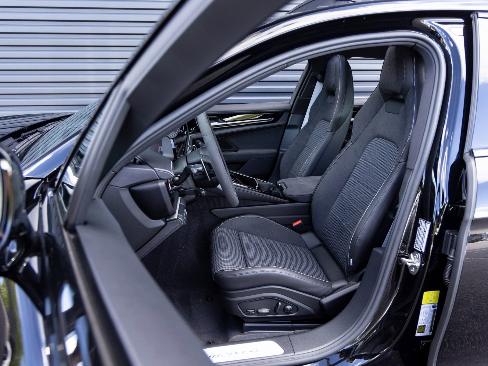 Used 2025 Porsche Panamera 4 image 5