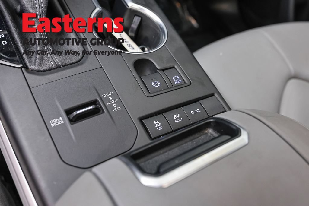 Used 2022 Toyota Highlander XLE AWD/4WD image 19
