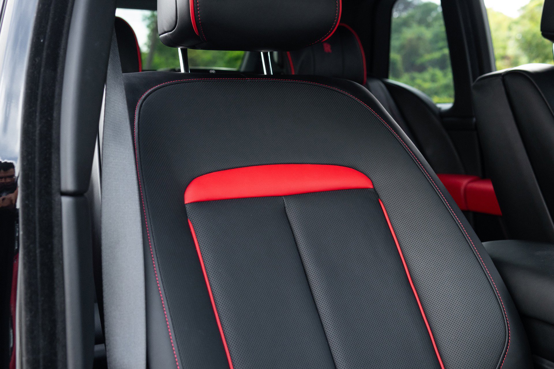 Used 2022 Rolls-Royce Cullinan Black Badge w/ Dark Exterior Package AWD/4WD image 62