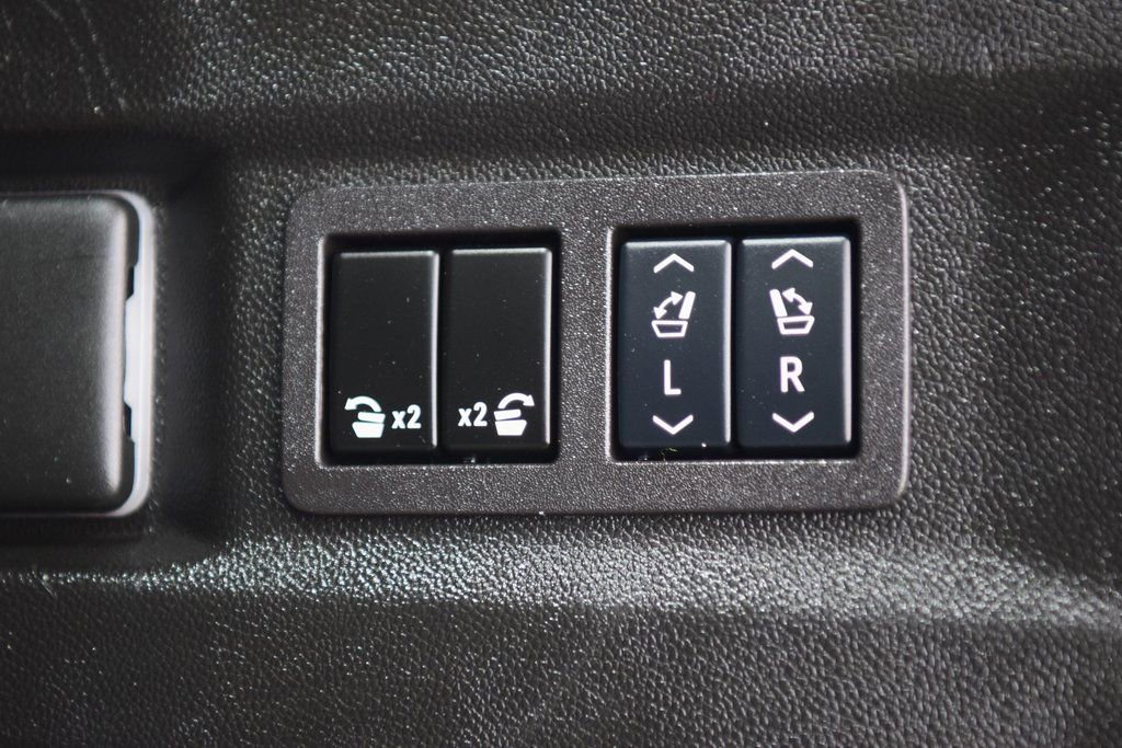 Used 2024 GMC Yukon AT4 w/ Technology Package AWD/4WD image 27