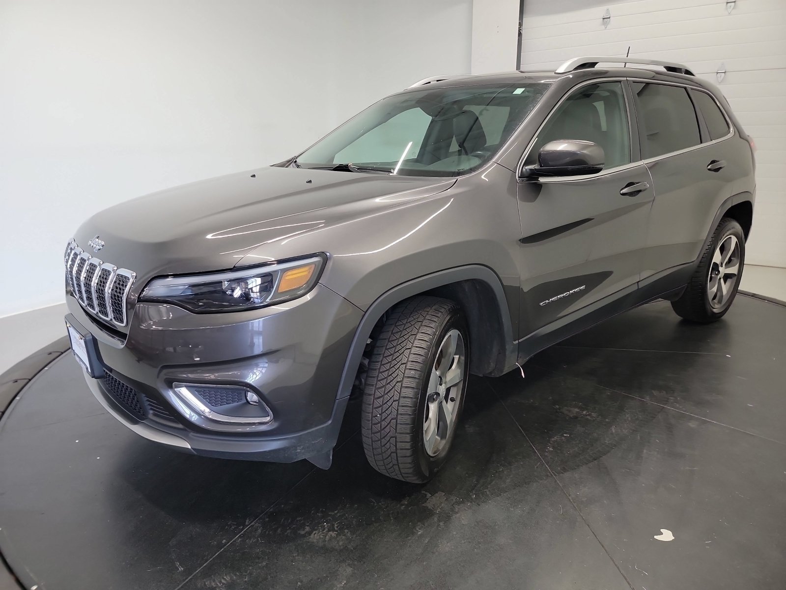Used 2019 Jeep Cherokee Limited AWD/4WD image 3