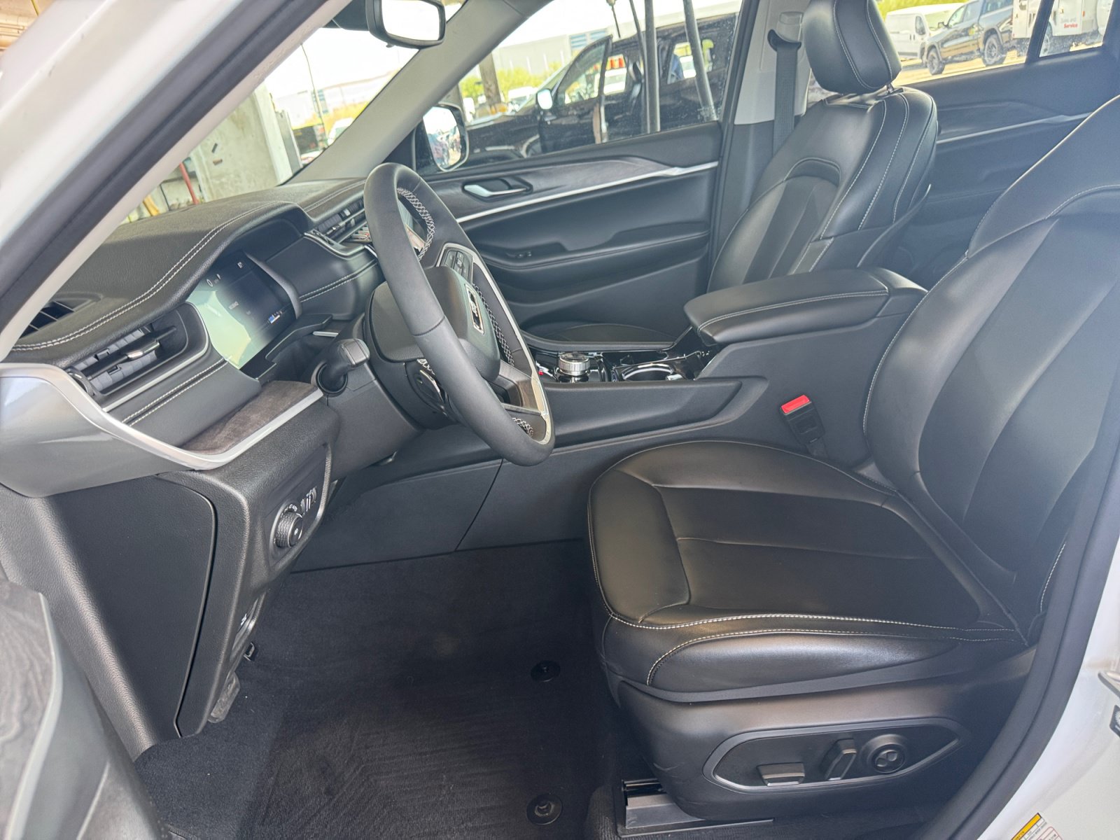 Used 2023 Jeep Grand Cherokee Limited AWD/4WD image 9