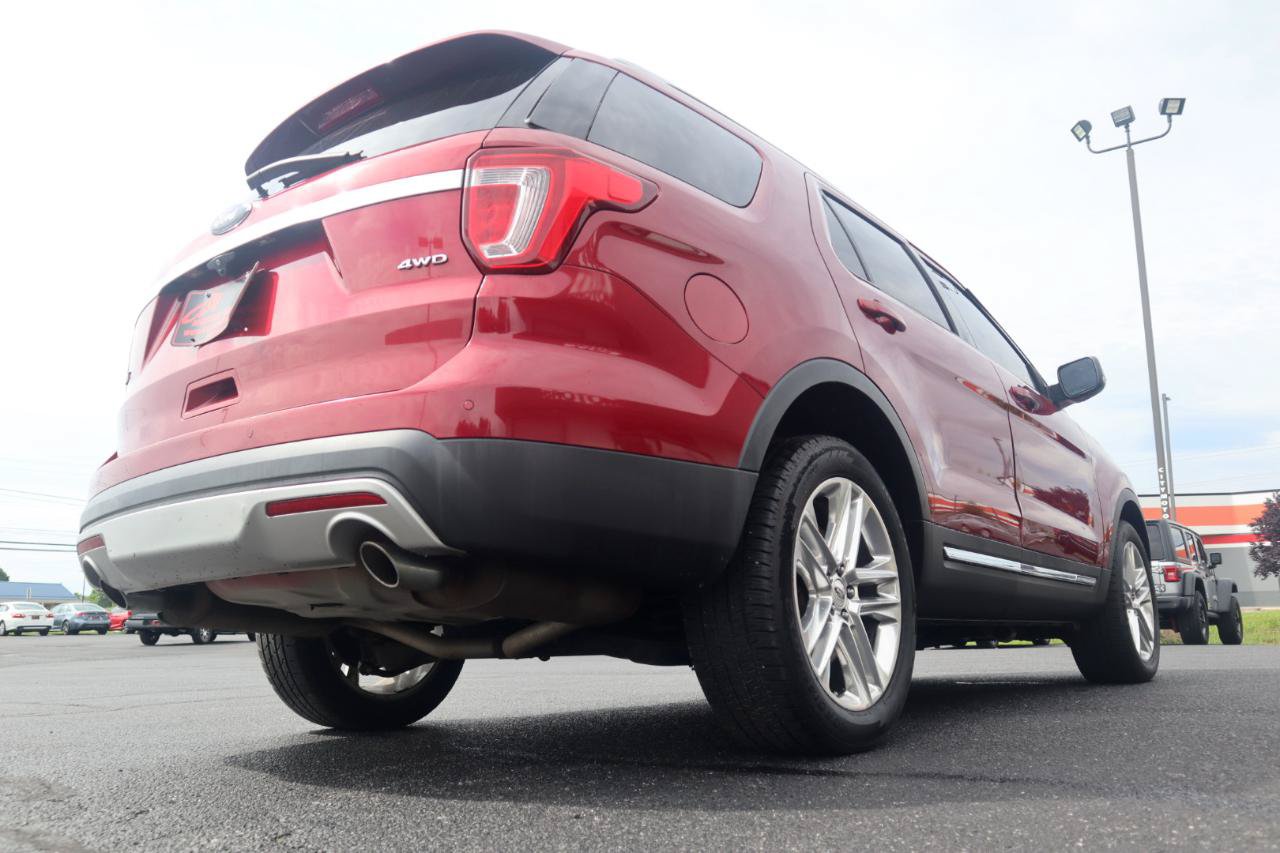 Used 2017 Ford Explorer XLT w/ Equipment Group 201A AWD/4WD image 18