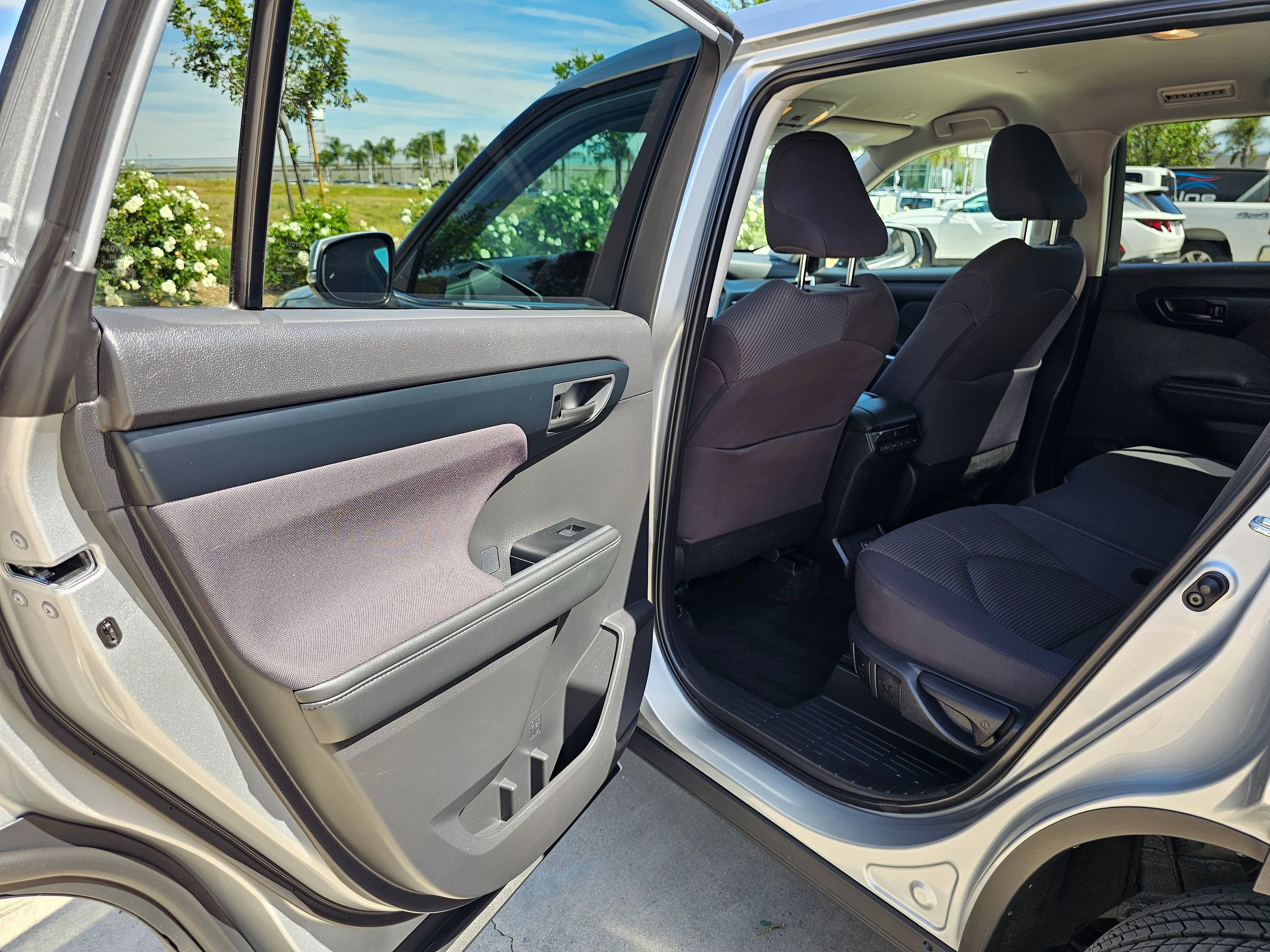 Used 2025 Toyota Highlander LE FWD image 17