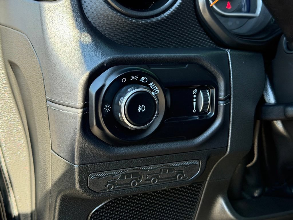 Used 2025 Jeep Wrangler Unlimited Rubicon w/ Convenience Group AWD/4WD image 25