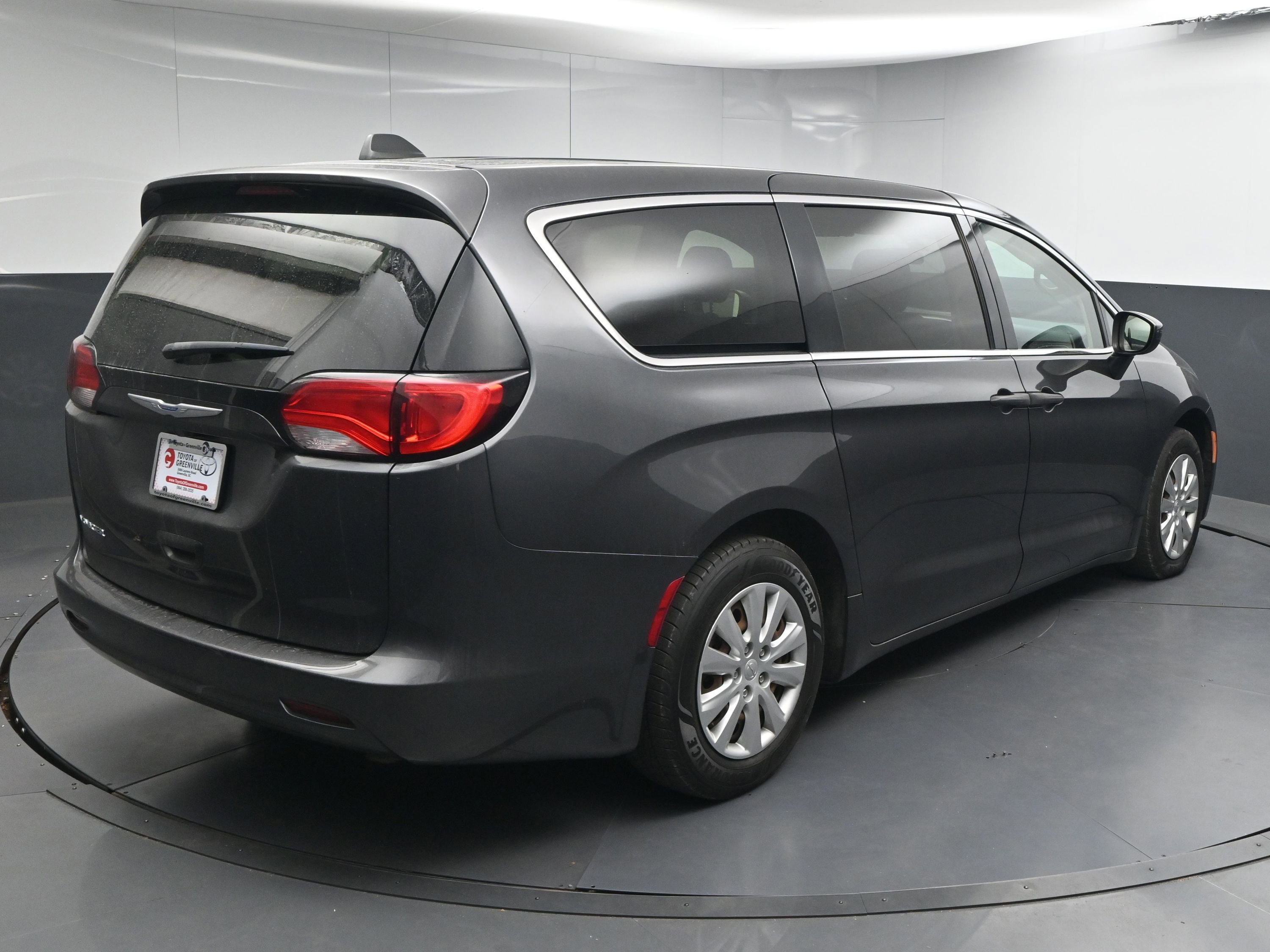 Used 2020 Chrysler Voyager L image 8