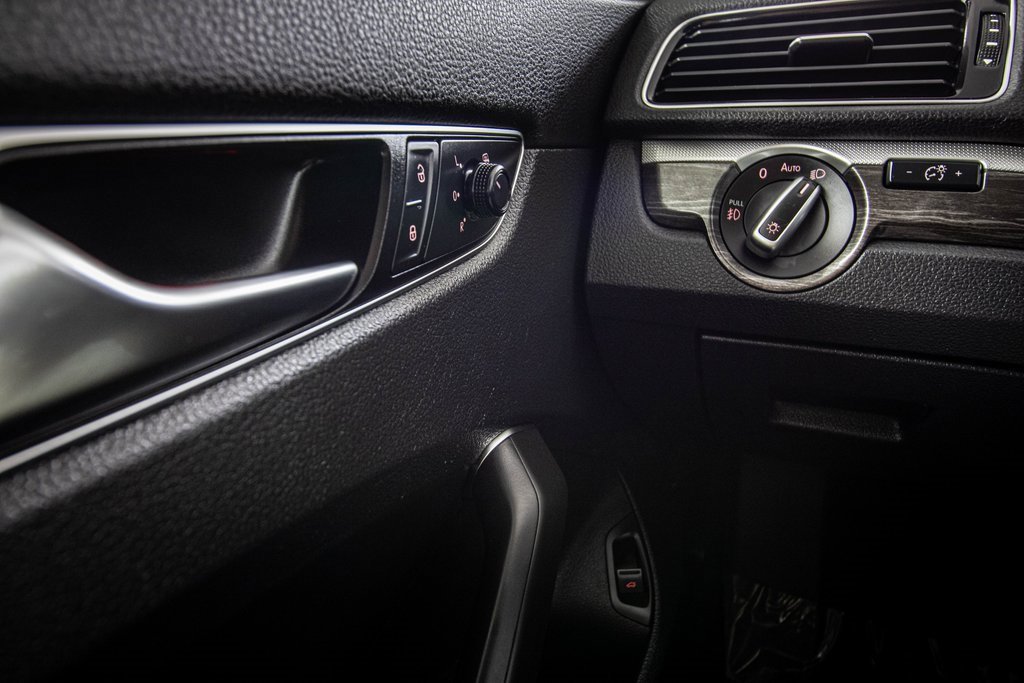 Used 2018 Volkswagen Passat 2.0T SE image 29
