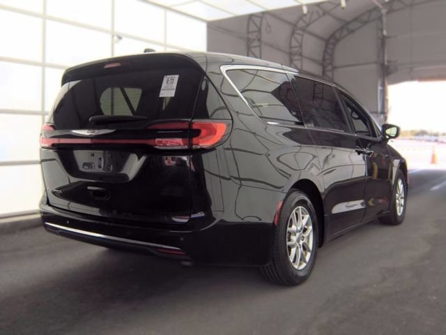 Used 2023 Chrysler Pacifica Touring FWD image 3