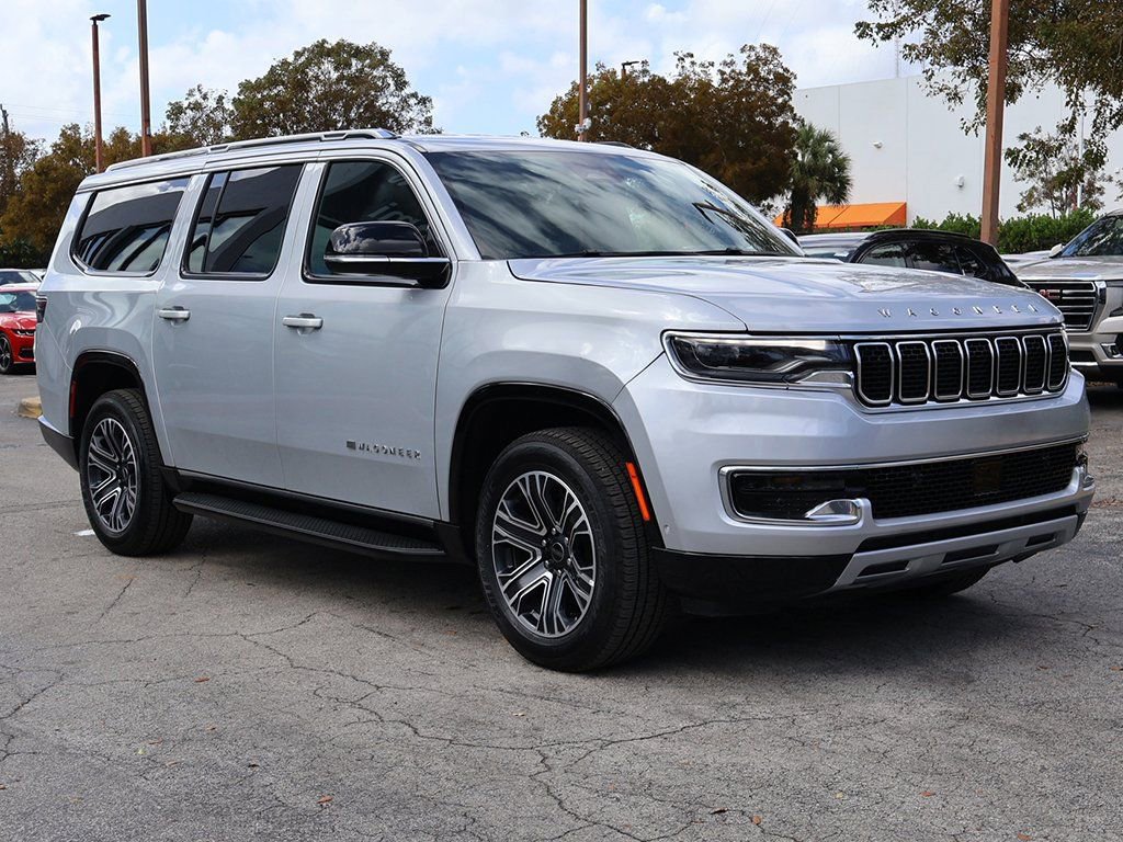 Used 2025 Jeep Wagoneer L Series II w/ 8-pass Seating Package AWD/4WD image 2