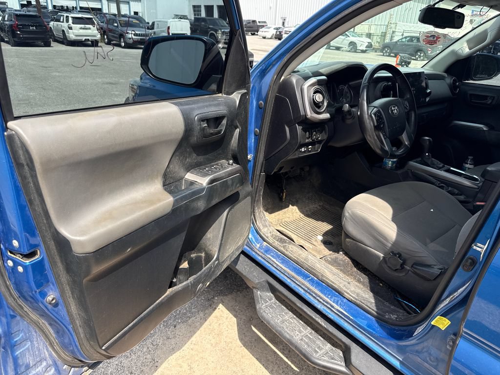 Used 2017 Toyota Tacoma SR5 AWD/4WD image 11