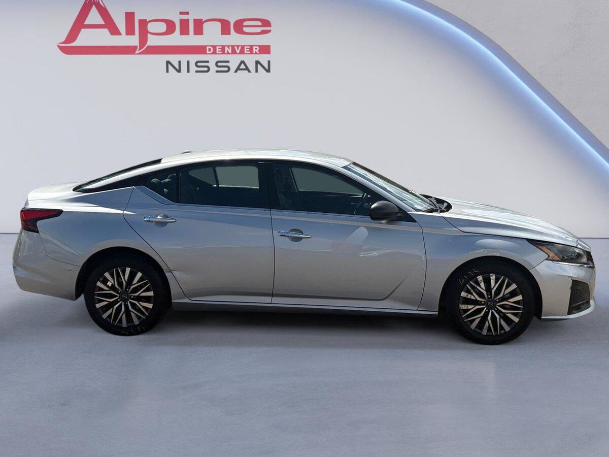 Used 2024 Nissan Altima 2.5 SV FWD image 6