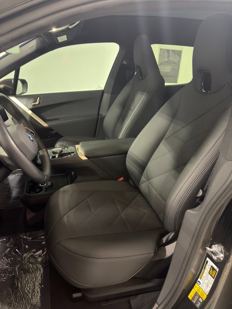 Used 2024 BMW iX xDrive50 w/ Sport Package AWD/4WD image 4