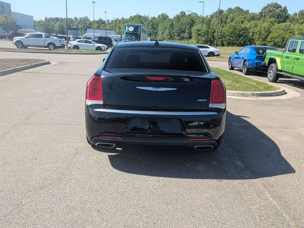 Used 2019 Chrysler 300 Touring w/ Chrome Appearance Package RWD image 4
