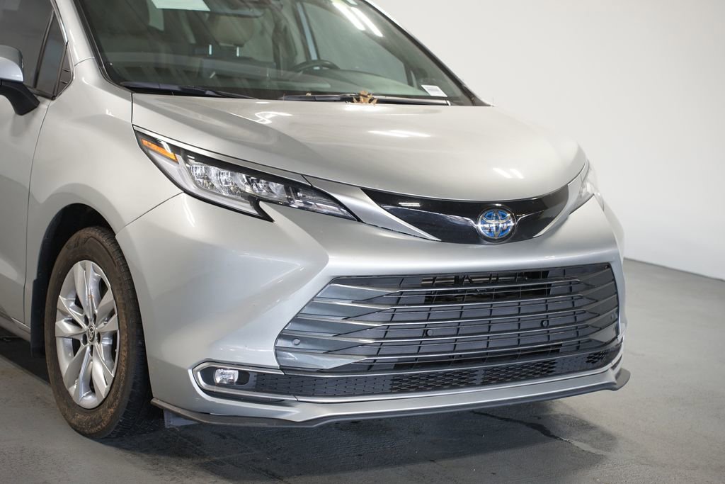 Used 2023 Toyota Sienna Limited image 4
