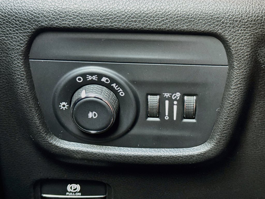 Used 2023 Jeep Grand Cherokee L Limited AWD/4WD image 12