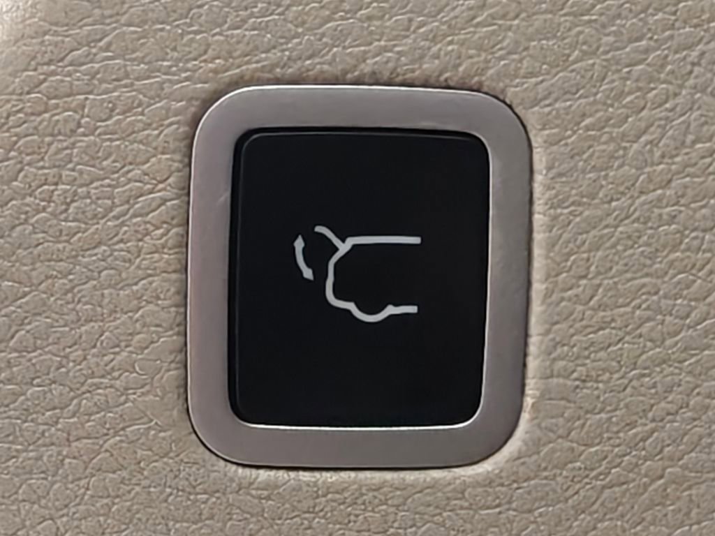 Used 2024 Chrysler Pacifica Touring-L image 35