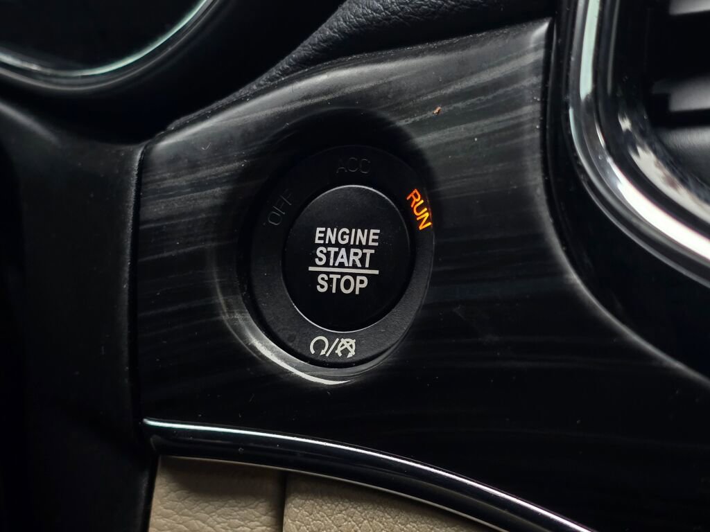 Used 2020 Jeep Grand Cherokee Limited w/ Luxury Group II image 32