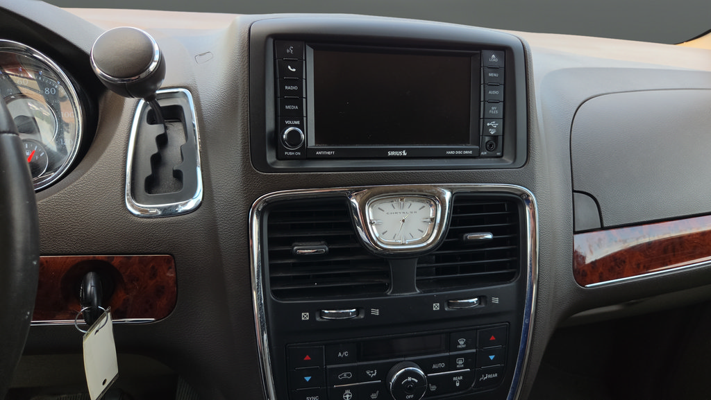 Used 2012 Chrysler Town & Country Touring-L w/ Driver Convenience Group FWD image 13